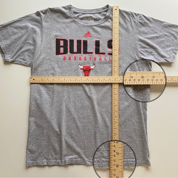 Adidas Chicago Bulls Print Basketball T-Shirt Short Sleeve Gray Men’s L Large - Picture 8 of 8